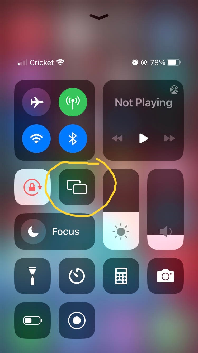 The image shows an iPhone's control center with the screen mirroring icon circled.